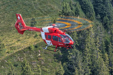Zum Downloadformular für das Bild Rettungshelikopter Airbus Helicopters H145 über Wald