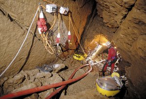 Specialisti dello Speleo-Secours durante un recupero da una caverna