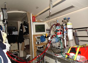 Un patient transporté grâce à la machine coeur-poumon (ECMO) dans l’avion-ambulance de la Rega