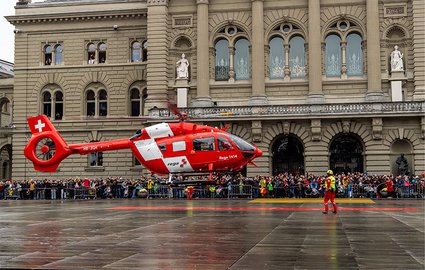 Der neue Rettungshelikopter H145 auf dem Berner Bundesplatz
