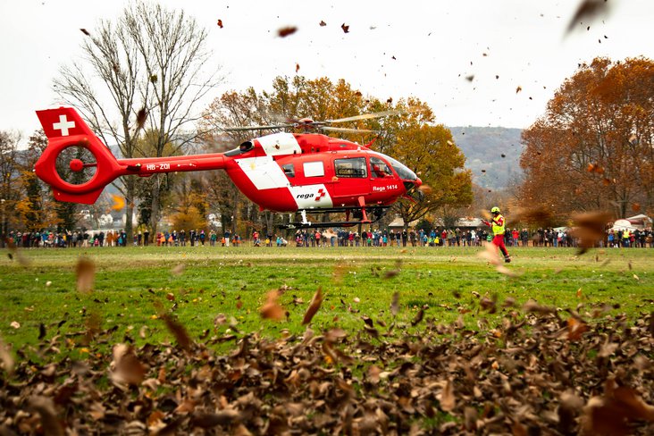 Le nouvel hélicoptère de la Rega atterrit sur le Rhin