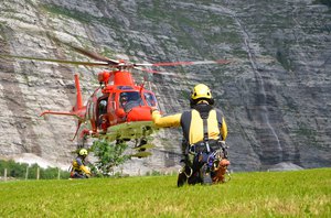 Soccorritore specialista elicotteri del CAS dirigendo un elicottero di soccorso