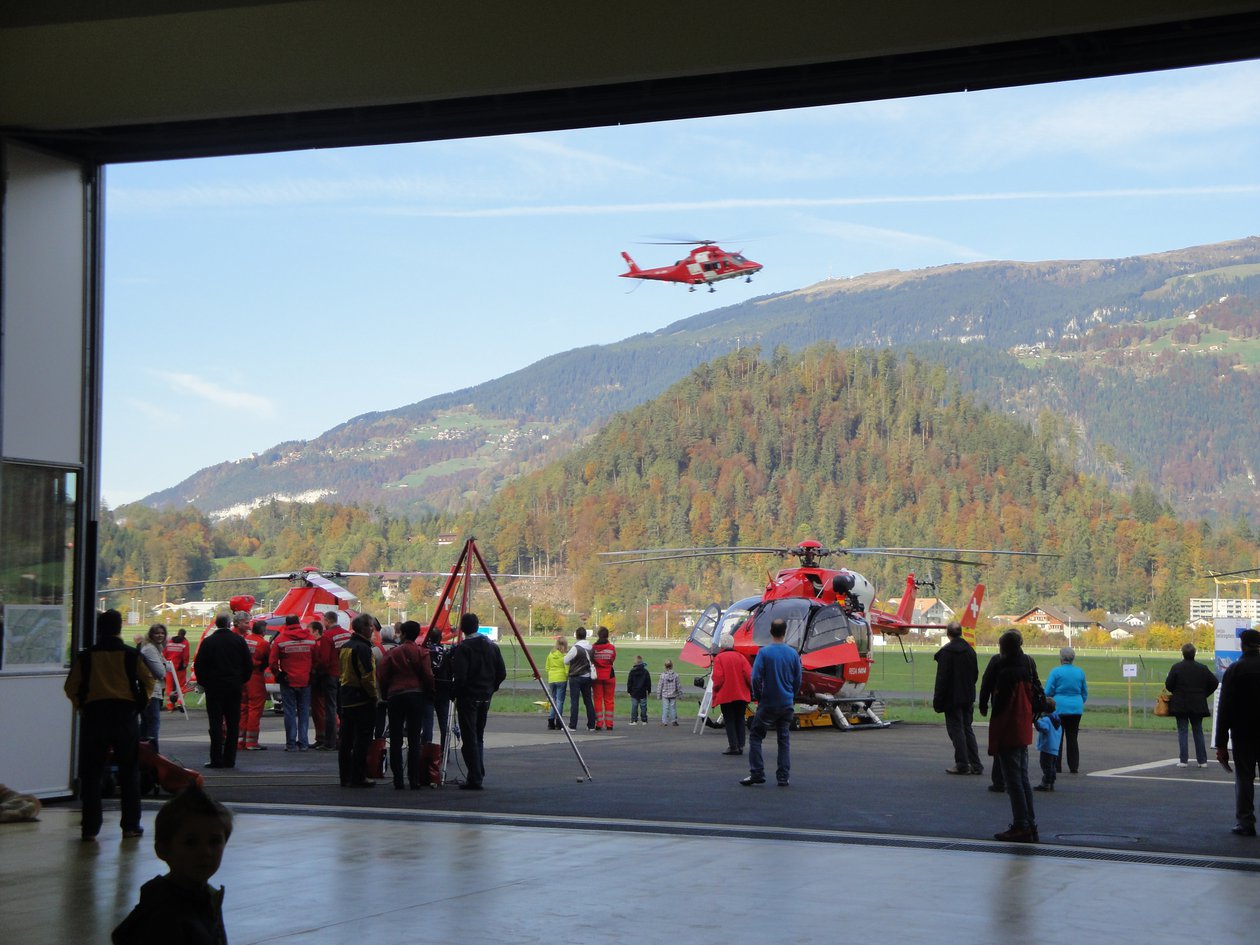 Tag der offenen Tür mit mehreren Helikoptern