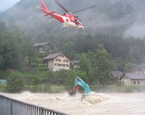 Der Agusta A 109 K2 bei der Rettung eines Baggerführers aus der Reuss