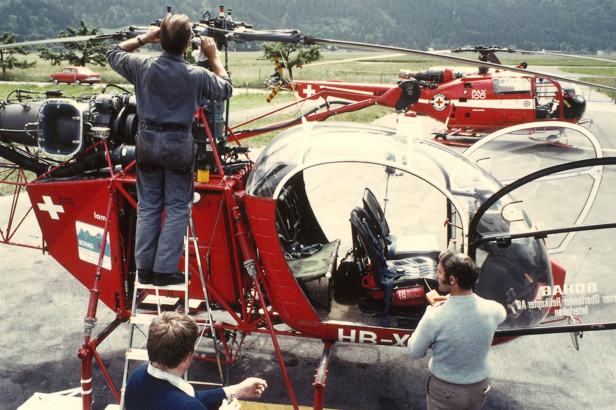 Mechaniker arbeiten am Lama-Helikopter SA315B