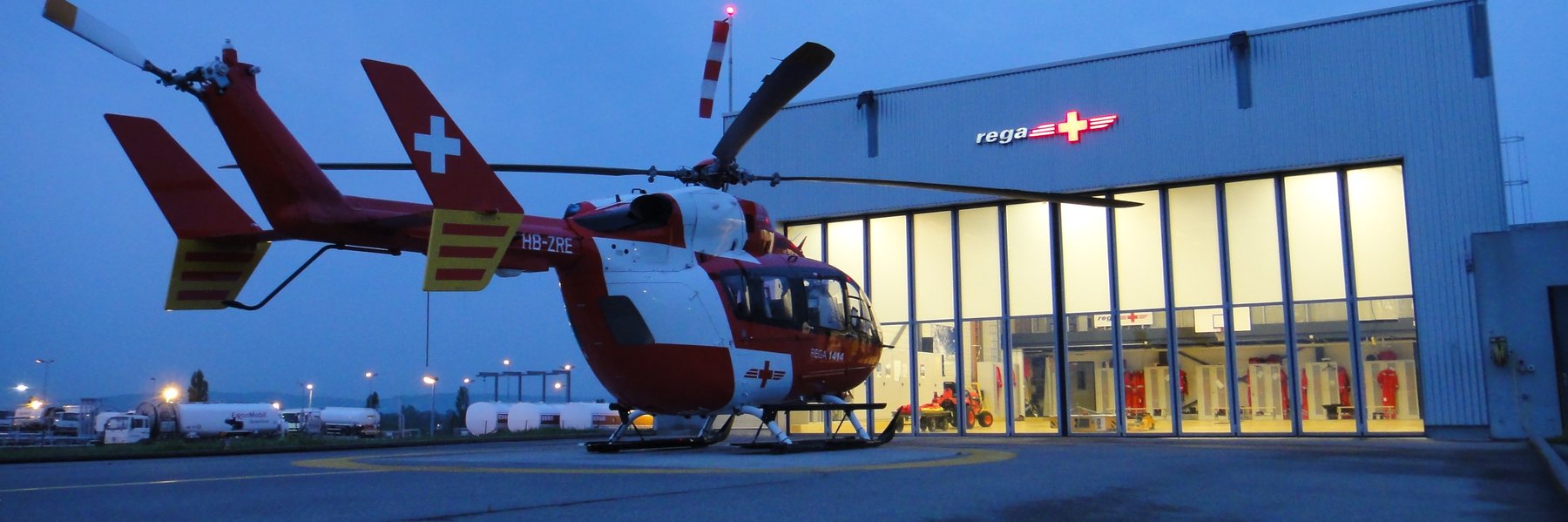 Rega 2 vor der Einsatzbasis am EuroAirport