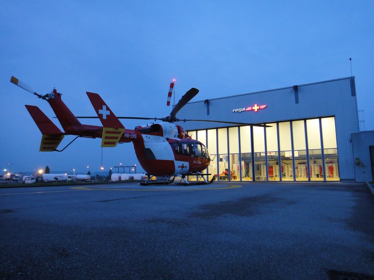 Rega 2 vor der Einsatzbasis am EuroAirport