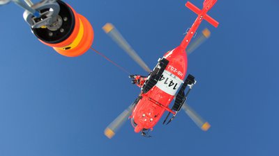 Hélicoptère avec treuil de sauvetage par le bas