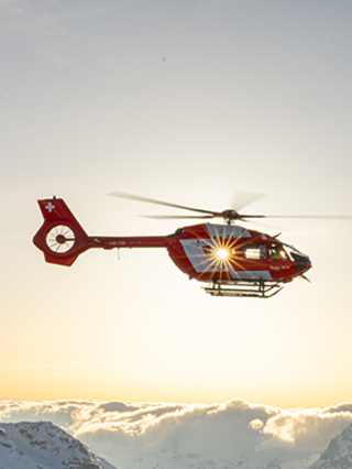 Rettungshelikopter beim Sonnenuntergang
