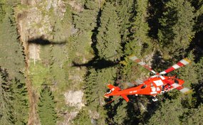 Un AgustaWestland Da Vinci impegnato in un recupero con l'argano