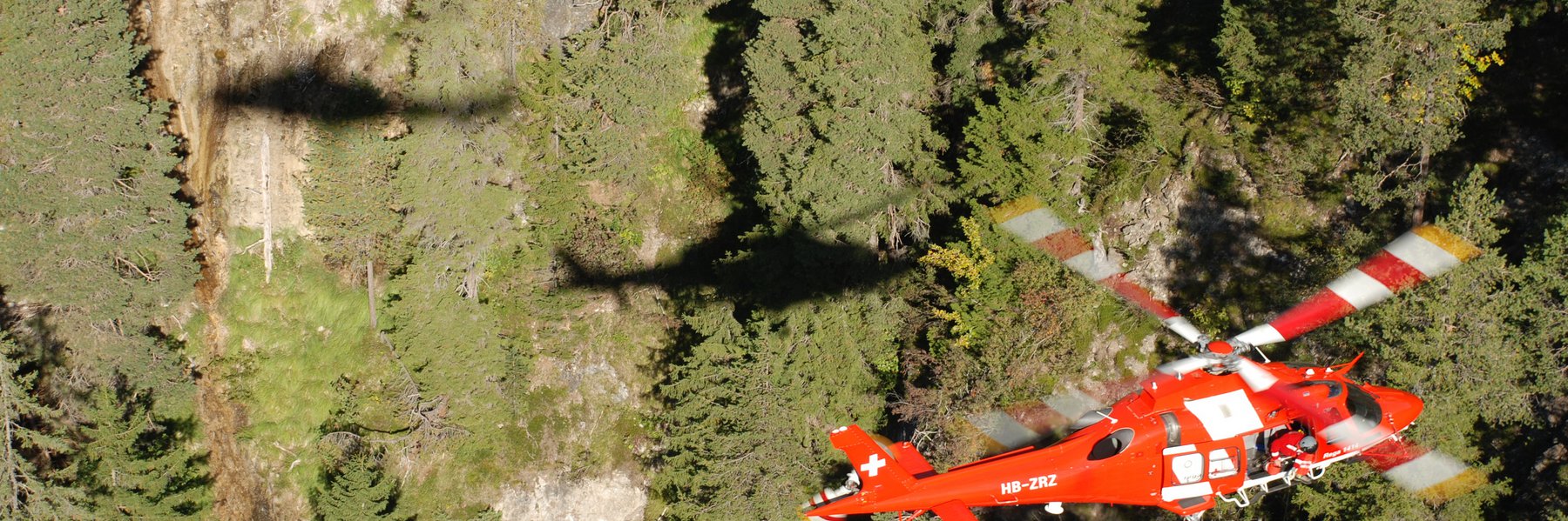 Un AgustaWestland Da Vinci impegnato in un recupero con l'argano