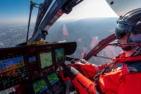 Un pilote d'hélicoptère au travail