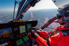 Helikopterpilot bei der Arbeit