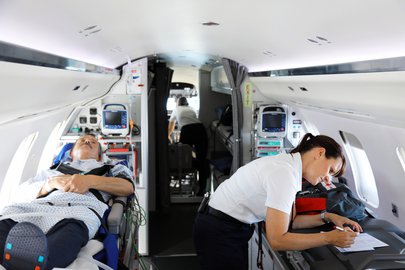 Patient und medizinische Crew im Ambulanzjet
