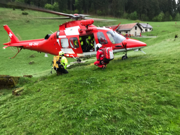 AgustaWestland Da Vinci atterrit dans un champ