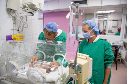 Ben monitorata e curata professionalmente: il Dr. med. André Keisker e l’infermiera specializzata in neonatologia Nicole Grieder valutano lo stato di salute di Emilia.