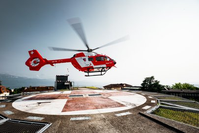 Rettungshelikopter H145 D3 startet von einem Spital-Landeplatz