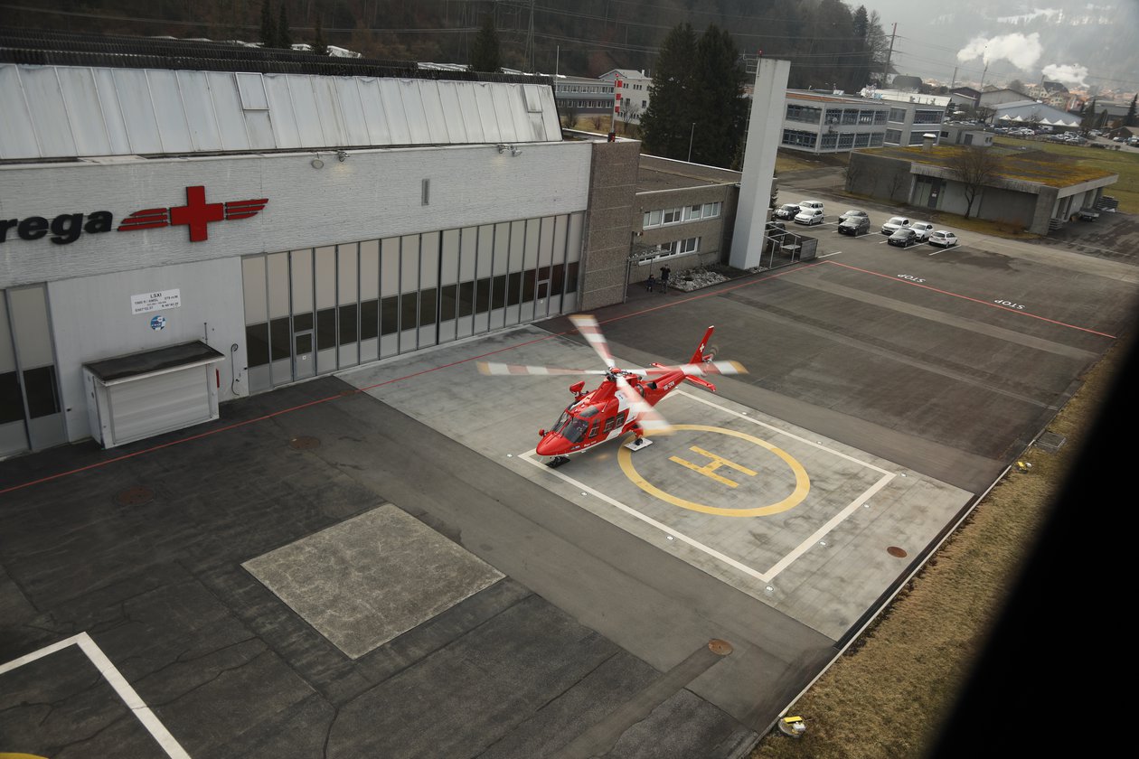 AgustaWestland Da Vinci auf dem Helipad vor der Basis Wilderswil