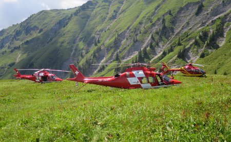 Drei Rettungshelikopter standen am Niesen nach einem Seilbahnunglück gleichzeitig im Einsatz.