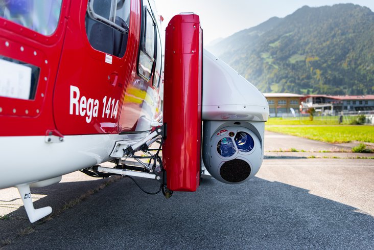 Das Multisensor-Suchsystem IR/EOS wird vor einem Suchflug am Rega-Helikopter montiert.
