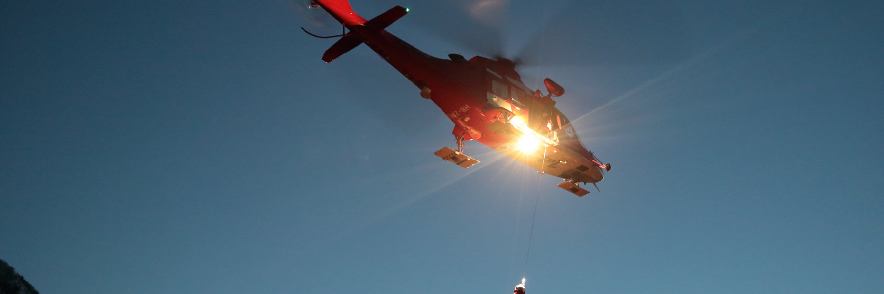 Heli im Flug in der Nacht
