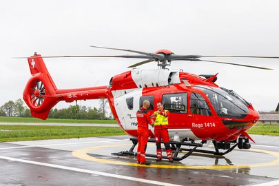 Handover in front of the rescue helicopter between the base manager and the pilot
