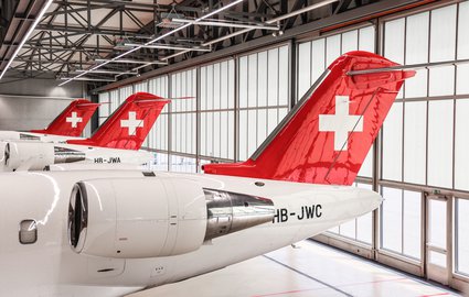 Trois avions dans le hangar