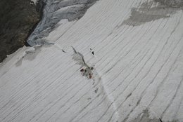 Spezialeinsatz am Basodinogletscher: Mit vier Bergrettern des SAC rettet die Rega-Crew eine Alpinistin aus einer Spalte.