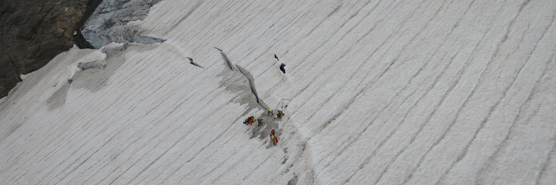 Spezialeinsatz am Basodinogletscher: Mit vier Bergrettern des SAC rettet die Rega-Crew eine Alpinistin aus einer Spalte.