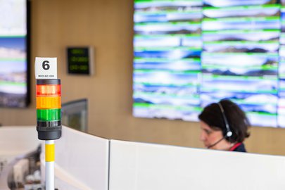 Véronique Sax devant son écran avec des webcams en arrière-plan