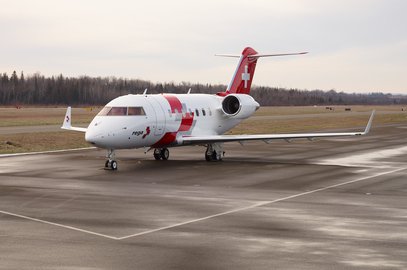 Der Ambulanzjet auf der Piste