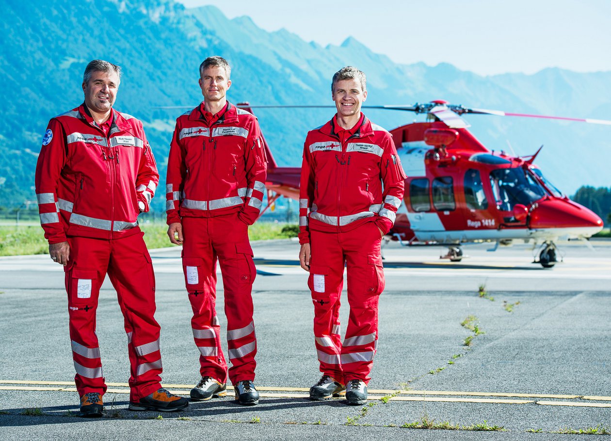 Eine Crew der Rega-Basis Wilderswil vor einem AgustaWestland Da Vinci 