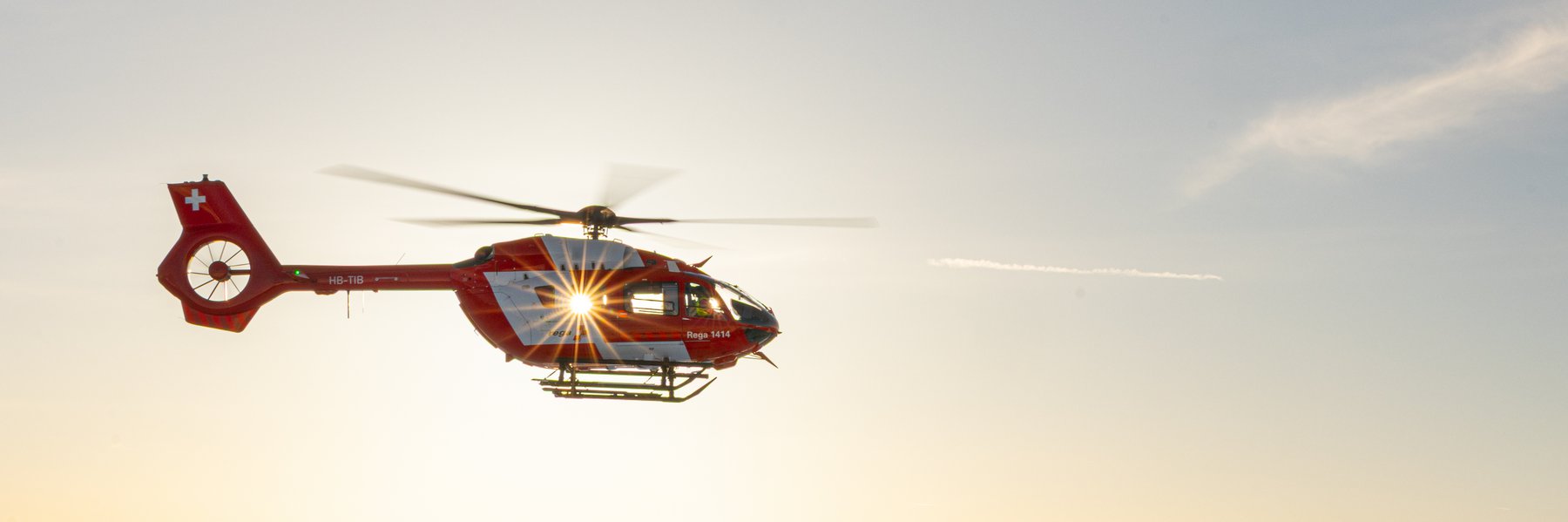 Rettungshelikopter beim Sonnenuntergang