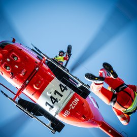 Ein Arzt wird mit der Rettungswinde abgesetzt.