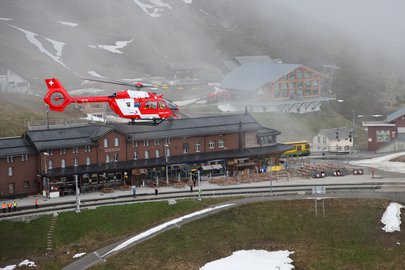 Ein Helikopter fliegt vor der Station der Kleinen Scheidegg