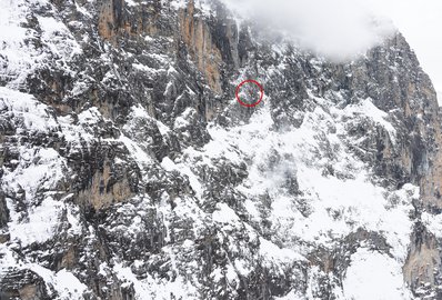 Helikopter schwebt vor der Eigernordwand
