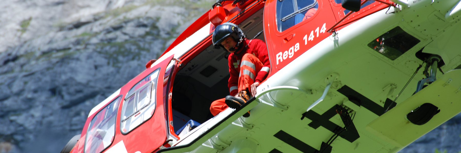 L'alpinista è stato recuperato con l'argano in volo stazionario.