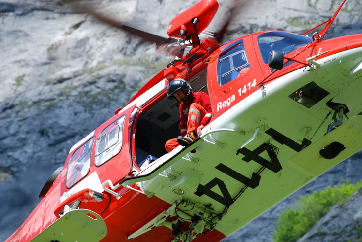 L'alpinista è stato recuperato con l'argano in volo stazionario.