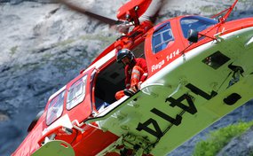 L'alpinista è stato recuperato con l'argano in volo stazionario.