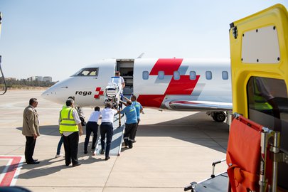 Verso la Svizzera: all’aeroporto del Cairo, l’incubatrice mobile che trasporta Emilia, nata prematura, viene caricata a bordo del jet ambulanza Rega.