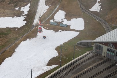 Der Rega-Helikopter schwebt über dem Zwischenlandeplatz, wo er drei Personen abgesetzt hat