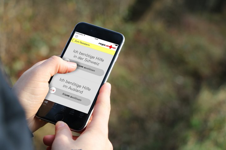 Aus dem Rettungsalltag nicht mehr wegzudenken: die Rega-App für die direkte Alarmierung im Notfall.