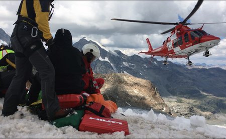 Landung des Rega-Helikopters nach der Rettung aus der Gletscherspalte
