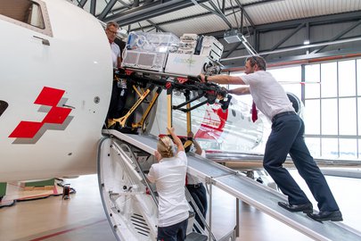 Ein Patient wird in den Ambulanzjet geladen. 