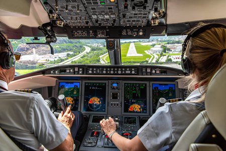 Zum Downloadformular für das Bild Ambulanzjet Bombardier Challenger 650 Cockpit