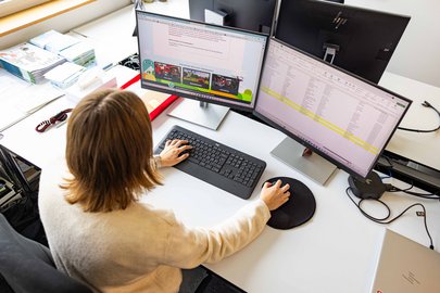 Eine Kauffrau arbeitet am Computer