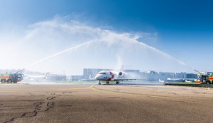  Le Challenger 650 est accueilli sous le jet d’eau des pompiers