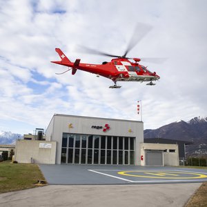 Un hélicoptère de la Rega au-dessus de la base