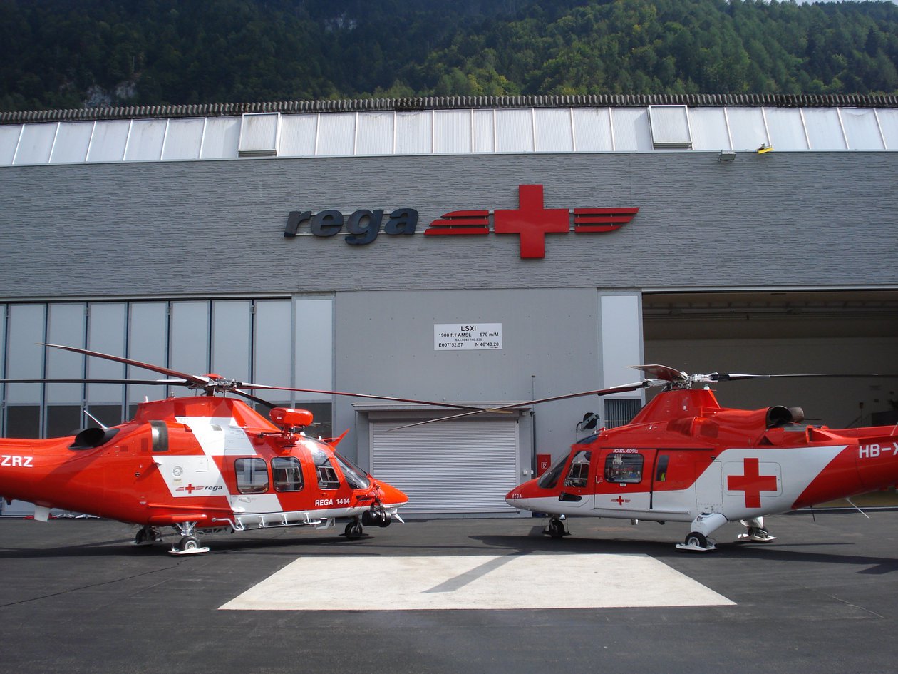 AgustaWestland AW109 SP «Da Vinci» (HB-ZRT) neben dem Agusta A109 K2 (HB-XWH)