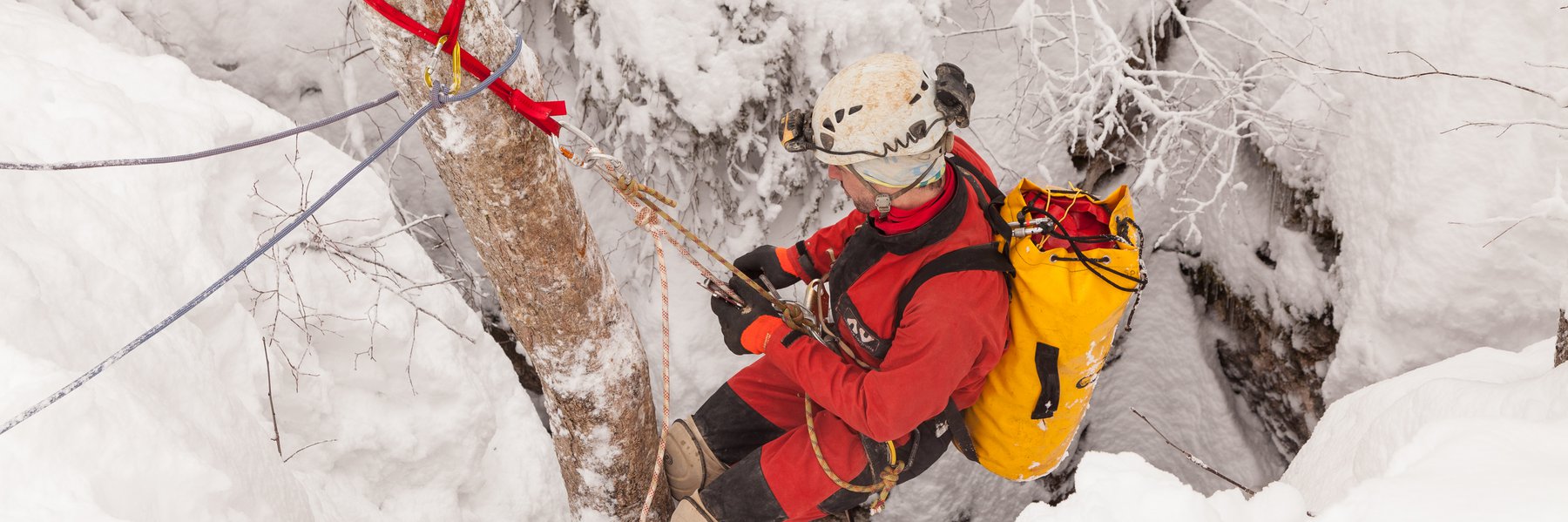 La centrale d’intervention de la Rega organise les secours nécessaires en milieu souterrain.